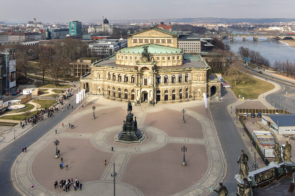 Blick vom Hausmannsturm auf die Semperoper am Theaterplatz