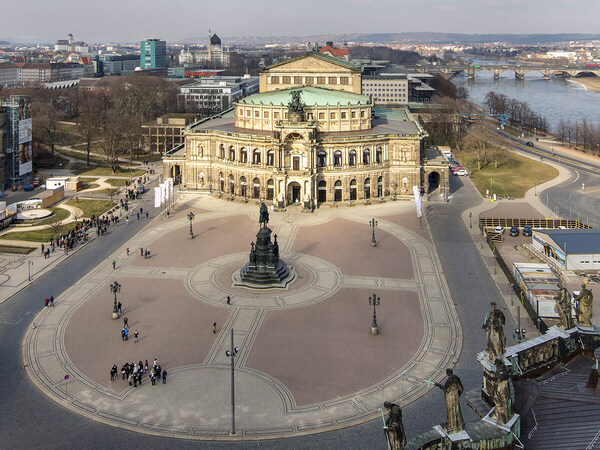 Blick vom Hausmannsturm auf die Semperoper am Theaterplatz