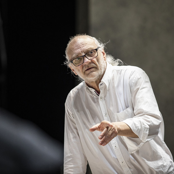 Peter Konwitschny während einer Probe zu »Les Huguenots/Die Hugenotten« © Semperoper Dresden/Ludwig Olah