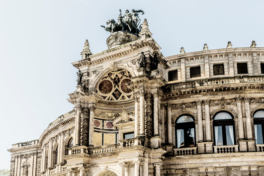 Exedra der Semperoper mit Dionysos und Ariadne auf der Pantherquadriga von Johannes Schilling