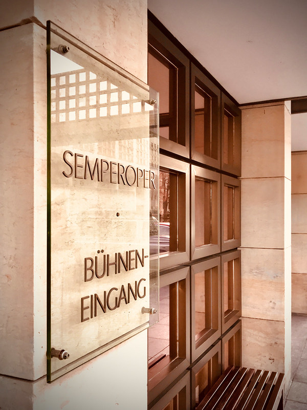 Bühneneingang der Semperoper Dresden