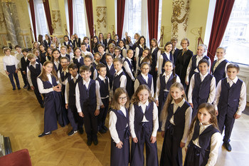 Der Kinderchor der Semperoper Dresden im Foyer der Semperoper