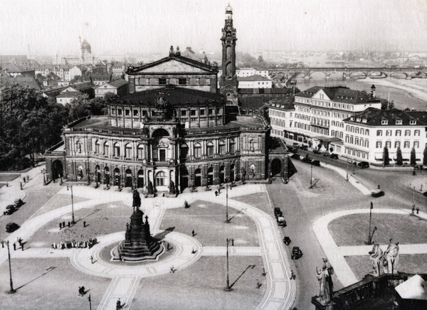 Luftaufnahme der Semperoper um 1930 mit Theaterplatz und dem Schornstein des Heizkraftwerks rechts hinter der Semperoper