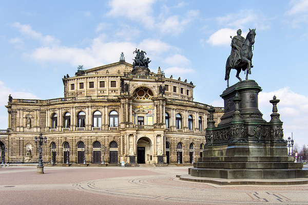 Semperoper am Theaterplatz mit König-Johann-Denkmal