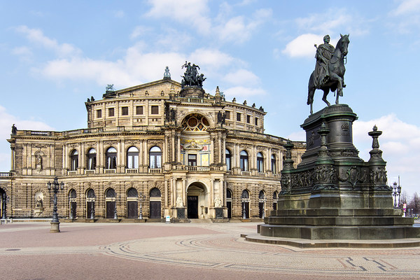 Semperoper am Theaterplatz mit König-Johann-Denkmal