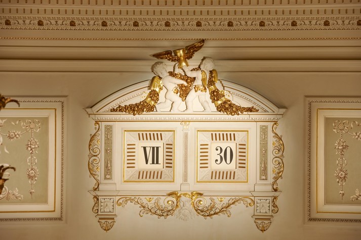 Fünf-Minuten-Uhr über der Bühne der Semperoper Dresden.