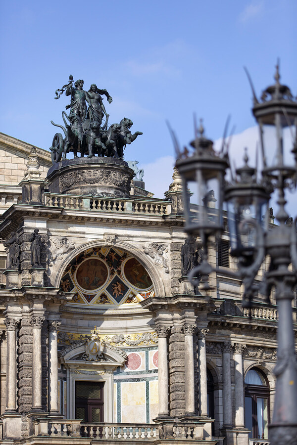 Exedra der Semperoper mit Dionysos und Ariadne auf der Pantherquadriga von Johannes Schilling