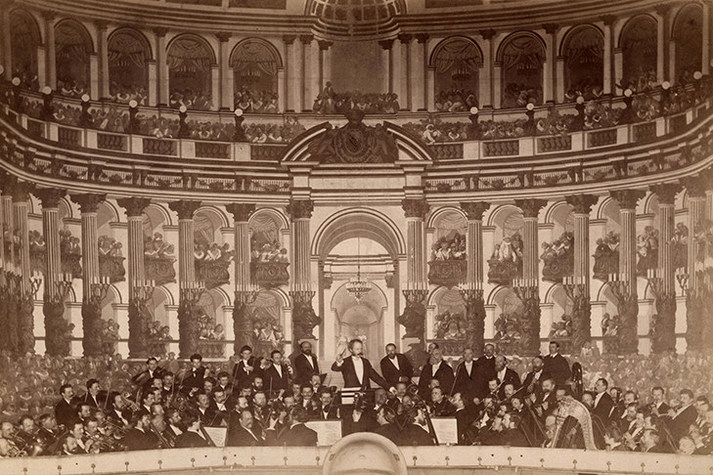 Ernst von Schuch als Generalmusikdirektor mit der Königlichen musikalischen Kapelle, um 1892.
