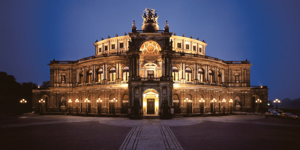 Die beleuchtete Semperoper bei Nacht