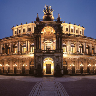 Die beleuchtete Semperoper bei Nacht