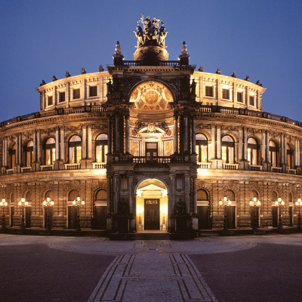 Die beleuchtete Semperoper bei Nacht