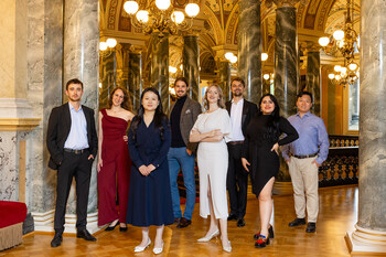 Die Mitglieder des Jungen Ensemble der Semperoper im Vestibül des Opernhauses.