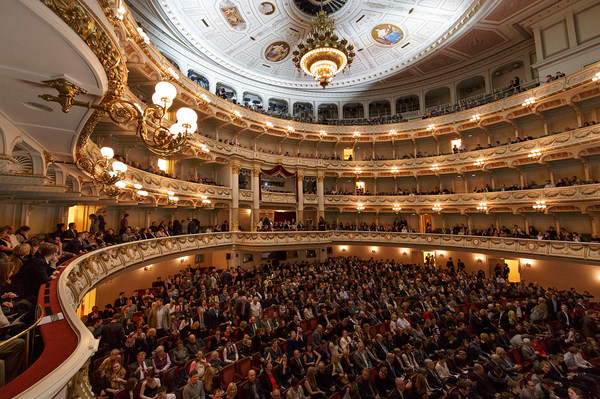 Zuschauerraum der Semperoper mit Kronleuchter