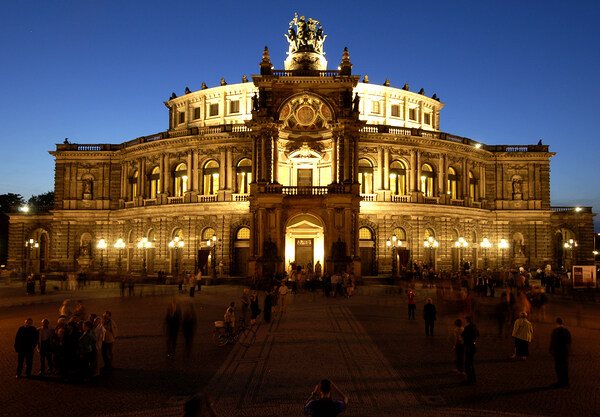 Semperoper am Theaterplatz in der Dämmerung