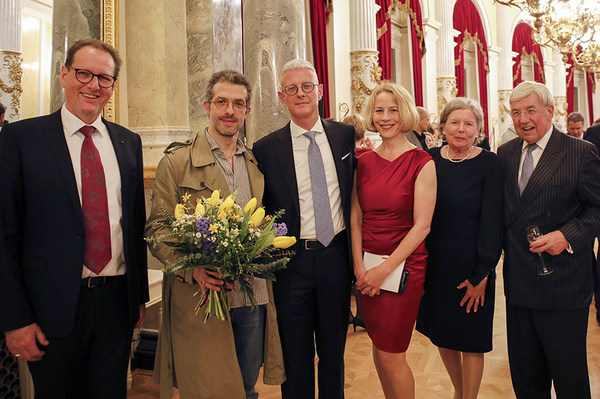 Preisträger Omer Meir Wellber und Gastgeber*innen der Preisverleihung der Stiftung Semperoper 2022