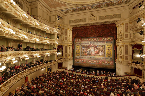Zuschauerraum der Semperoper mit Blick auf die Bühne und geschlossenem Schmuckvorhang