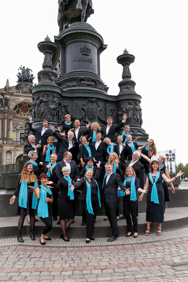 Sinfoniechor Dresden am König-Johann-Denkmal vor der Semperoper